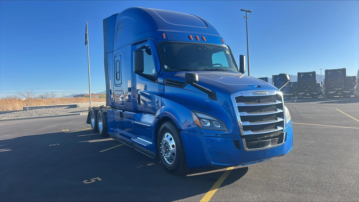 2022 Freightliner Cascadia - image 2