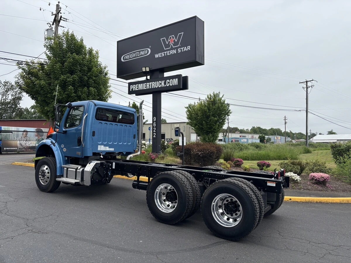 2025 Freightliner M2 106 in Roberts, WI — photo 2