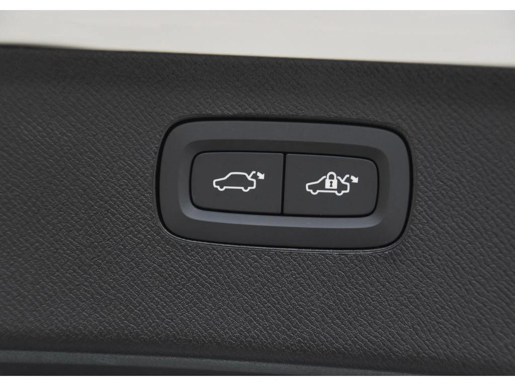 2026 Volvo - image 24