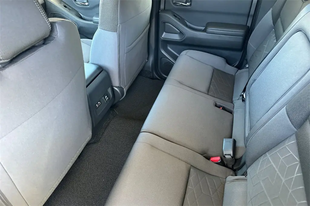 2025 Nissan Frontier SV photo 9