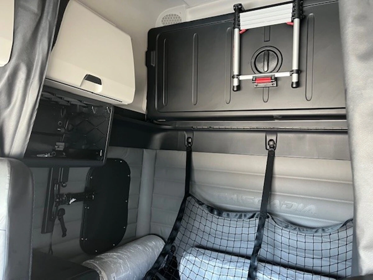 2027 Freightliner - image 12