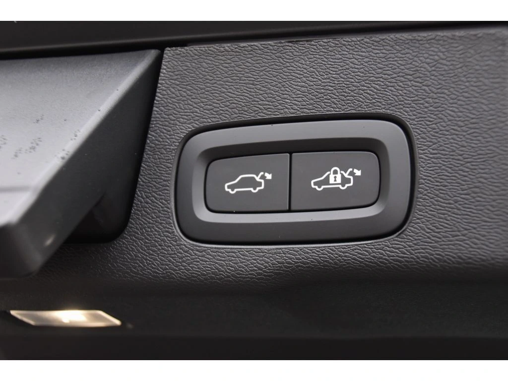 2026 Volvo - image 24