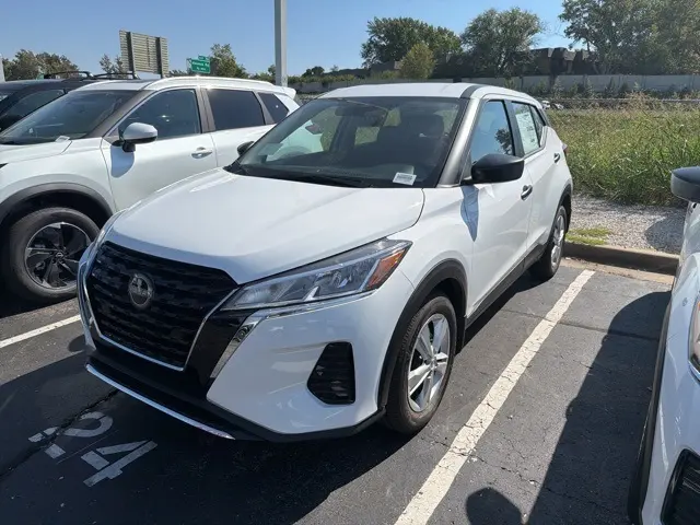 2025 Nissan Kicks Play S photo 2