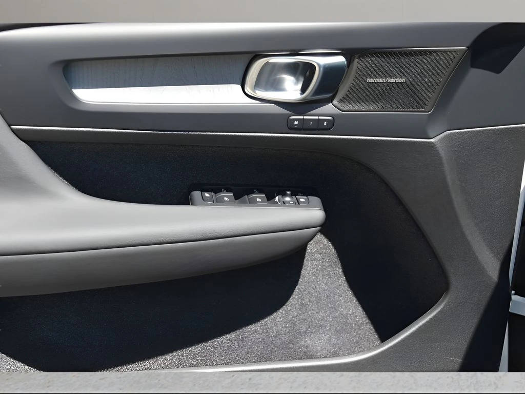 2025 Volvo - image 35