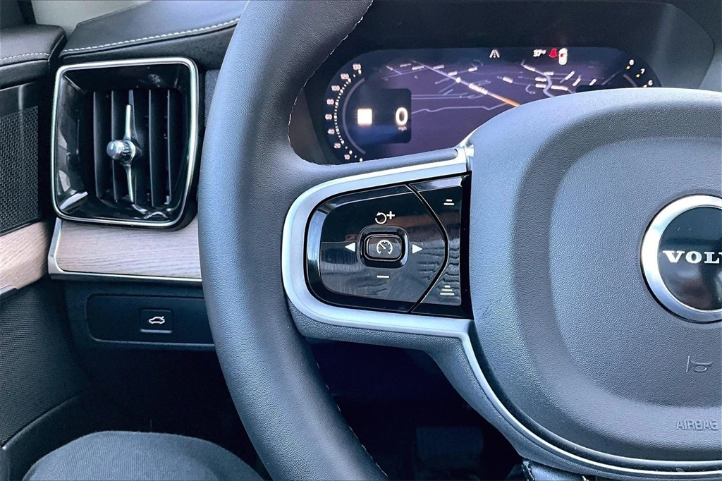 2026 Volvo - image 11