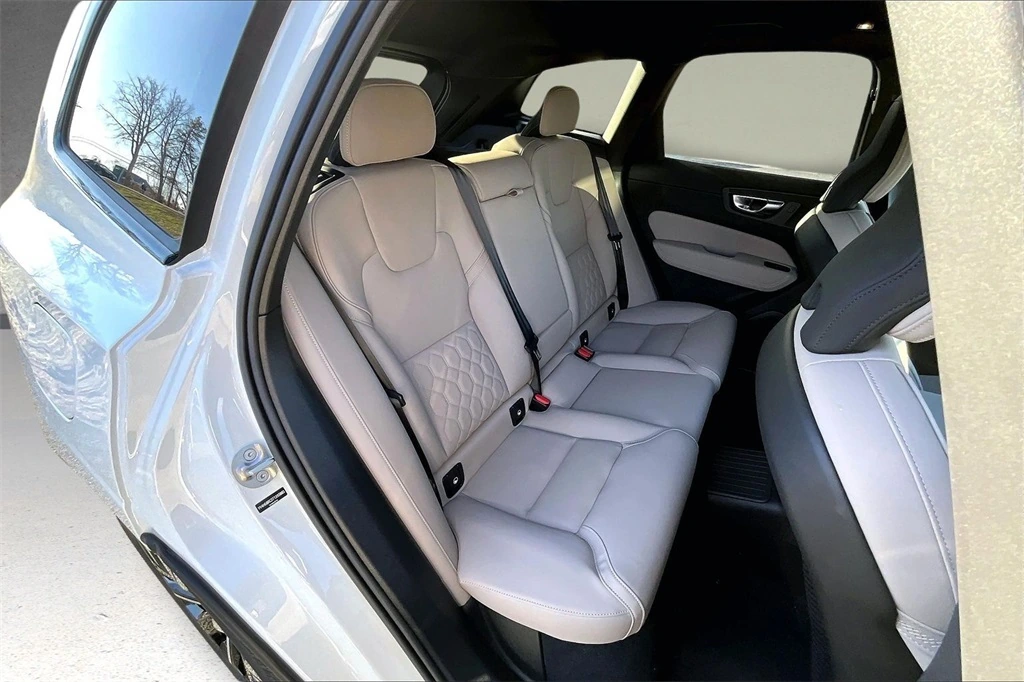 2026 Volvo - image 9