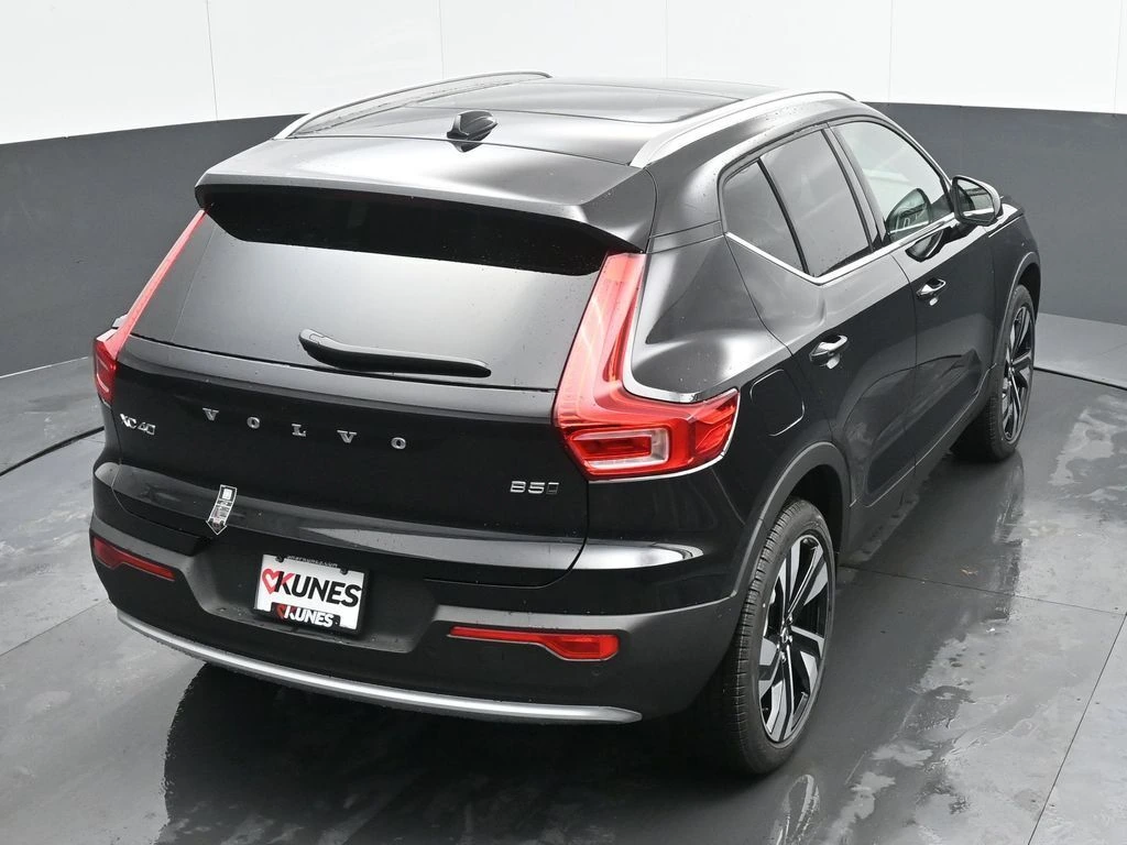 2025 Volvo - image 29