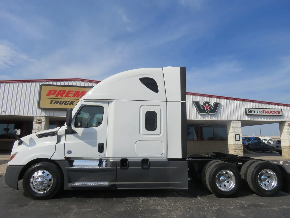 2023 Freightliner Cascadia - image 2
