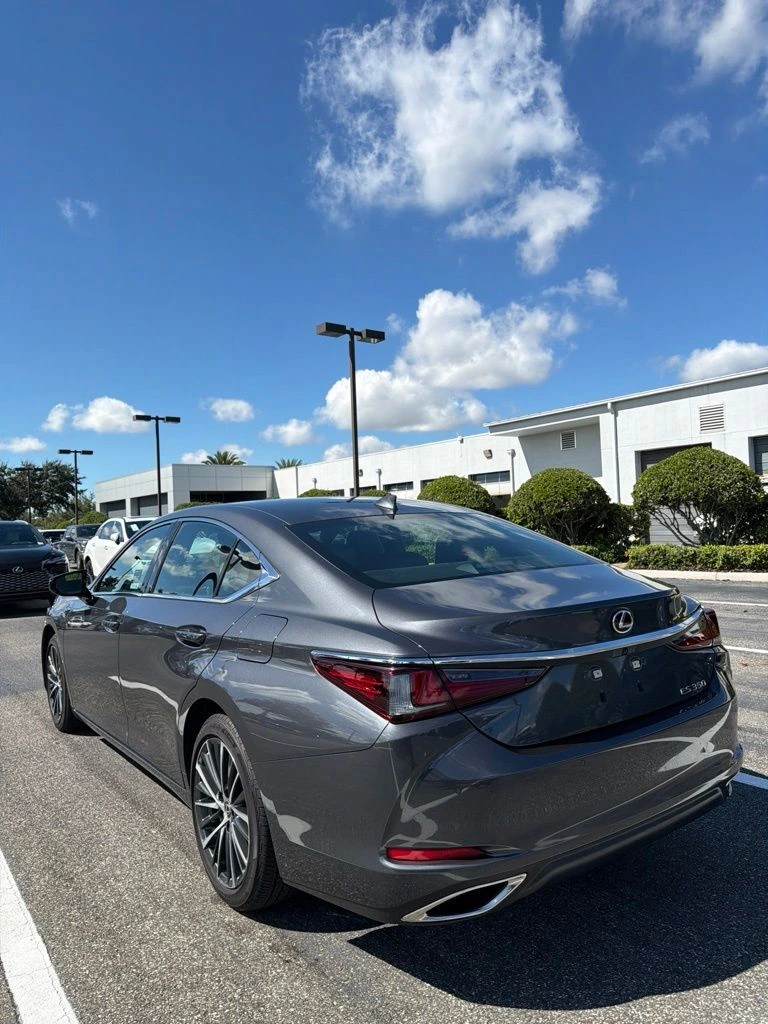 2025 Lexus ES 350 - Photo 10