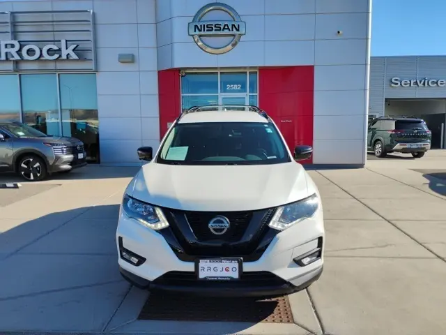 2018 Nissan Rogue SV photo 2