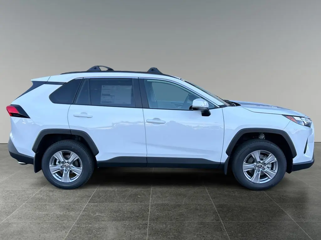 2025 Toyota RAV4 XLE photo 8