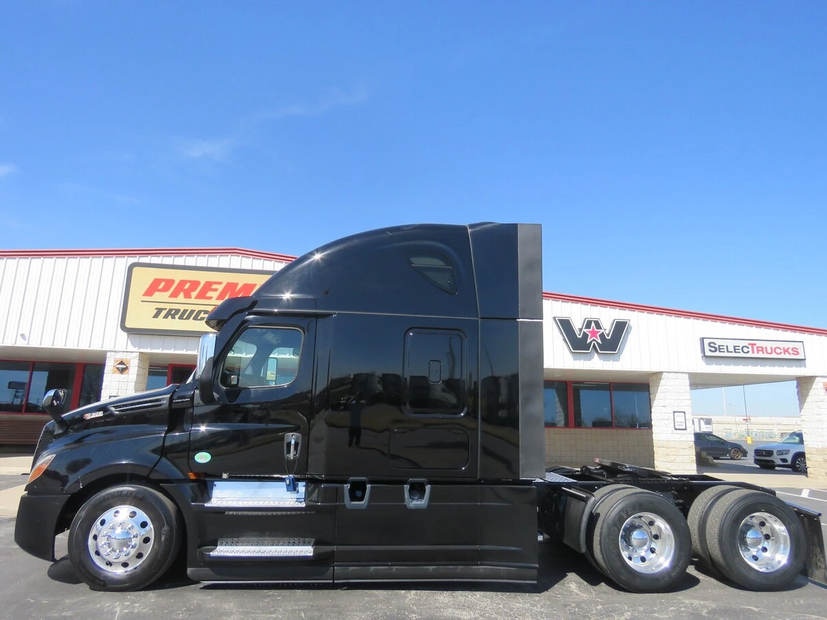 2022 Freightliner Cascadia - image 2