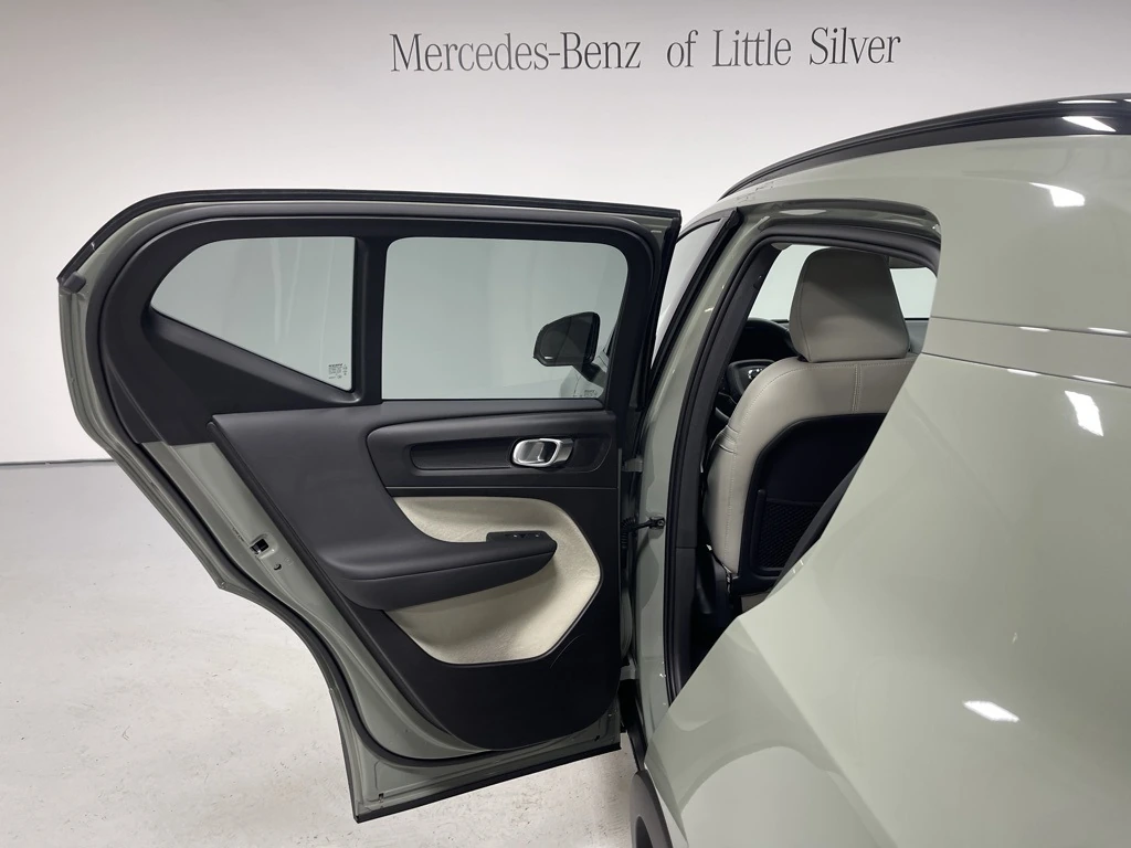 2025 Volvo - image 23