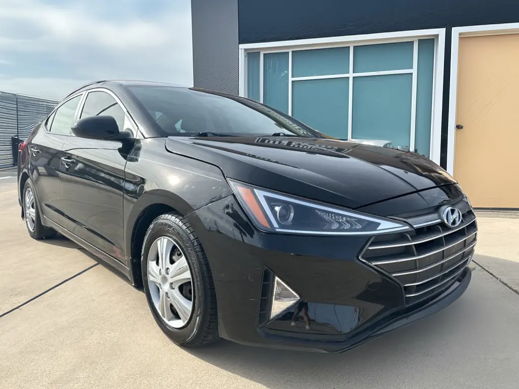 2019 Hyundai Elantra SE's photo