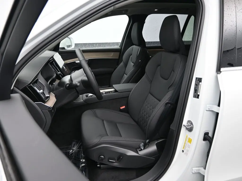2025 Volvo - image 21