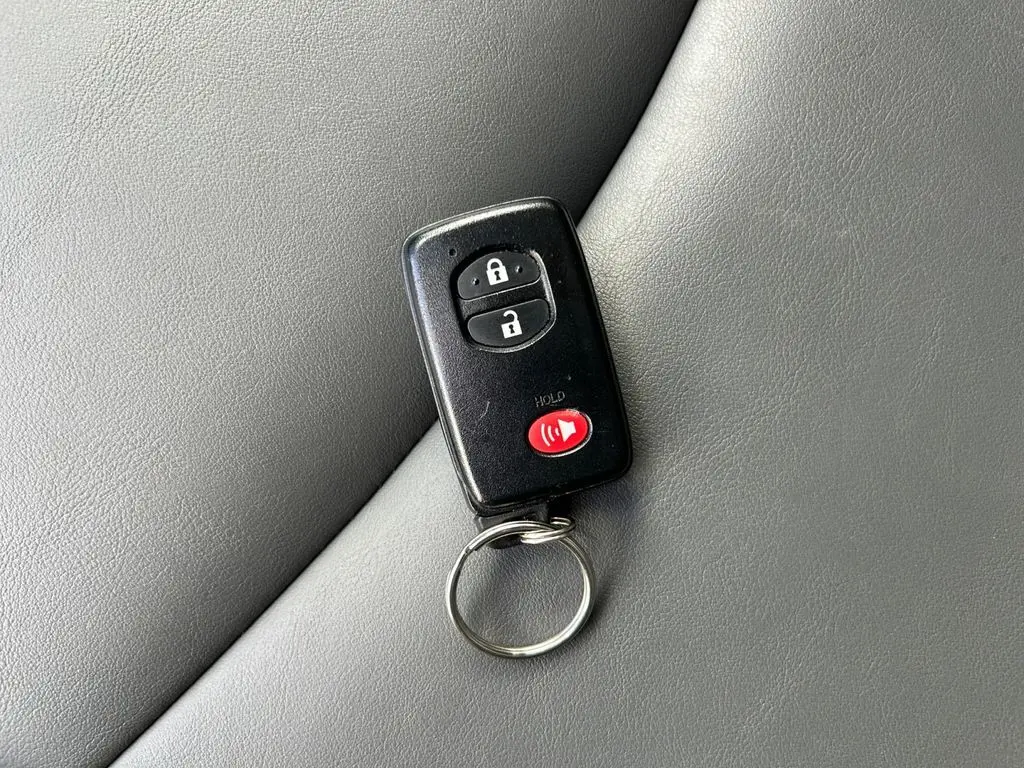 2014 Toyota Prius V Five photo 31