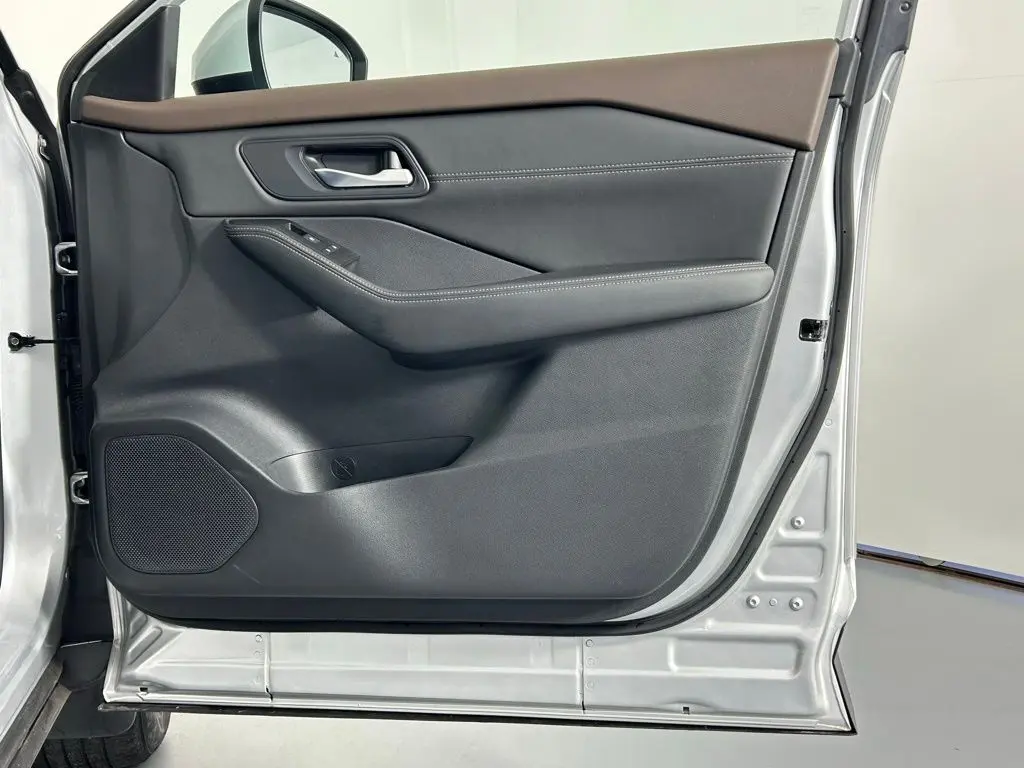 2022 Nissan Rogue SV photo 6
