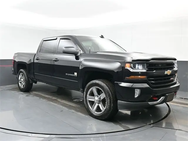 2017 Chevrolet Silverado 1500 LT2 photo 2