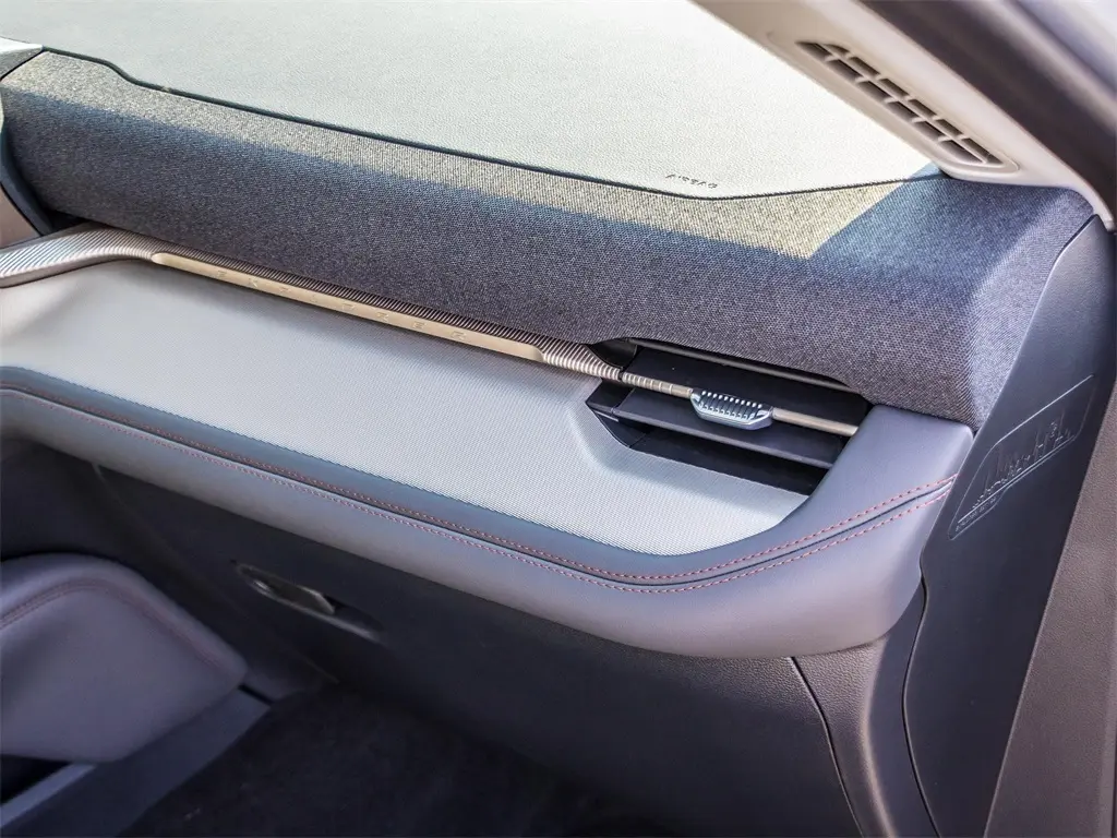 2025 Ford Explorer photo 17