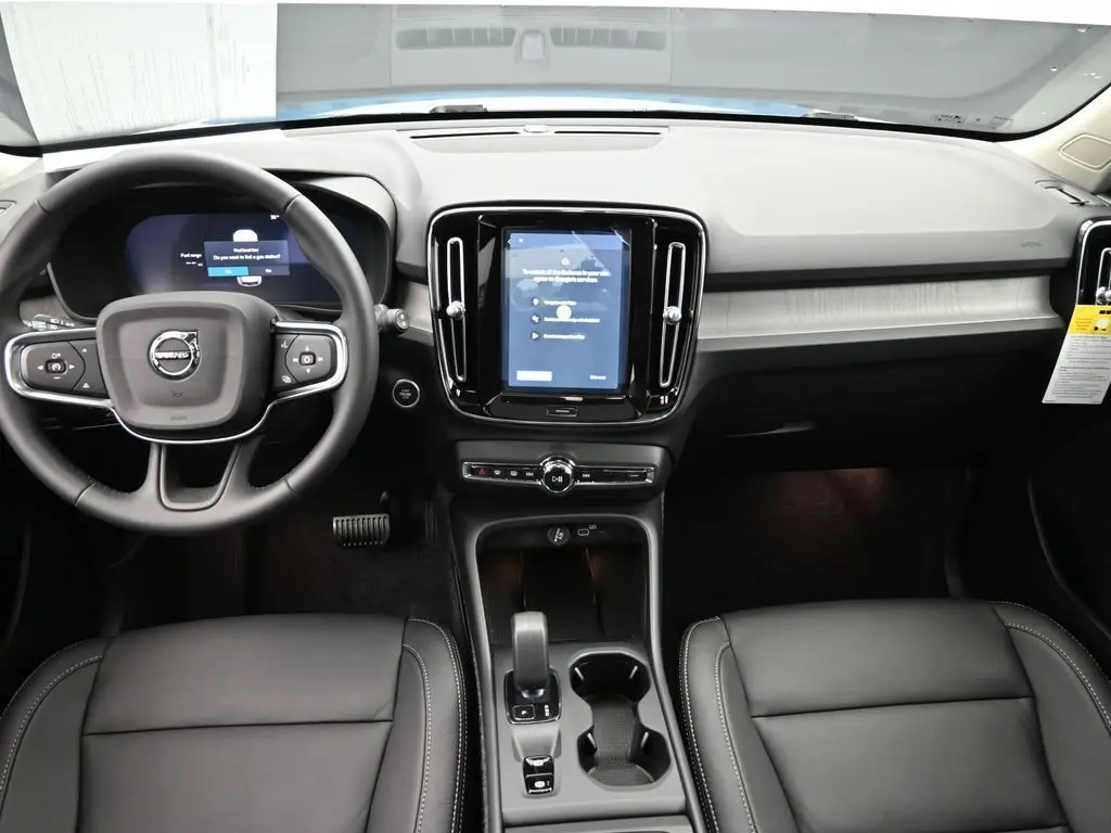 2025 Volvo - image 19