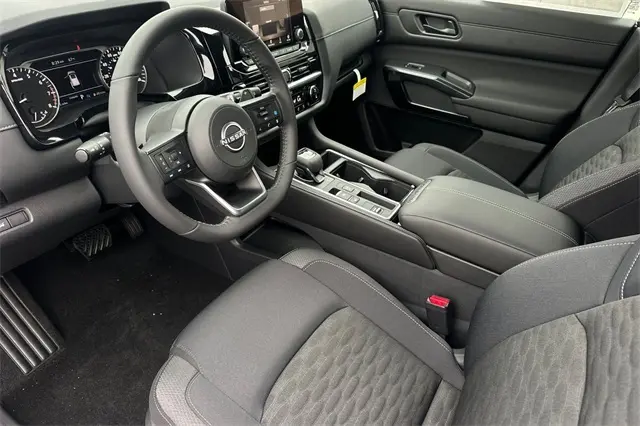 2025 Nissan Pathfinder SV photo 2