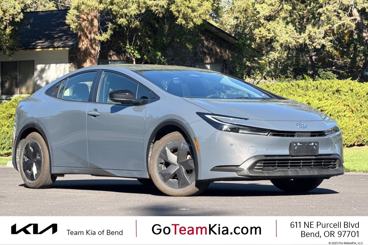 2025 Toyota Prius LE