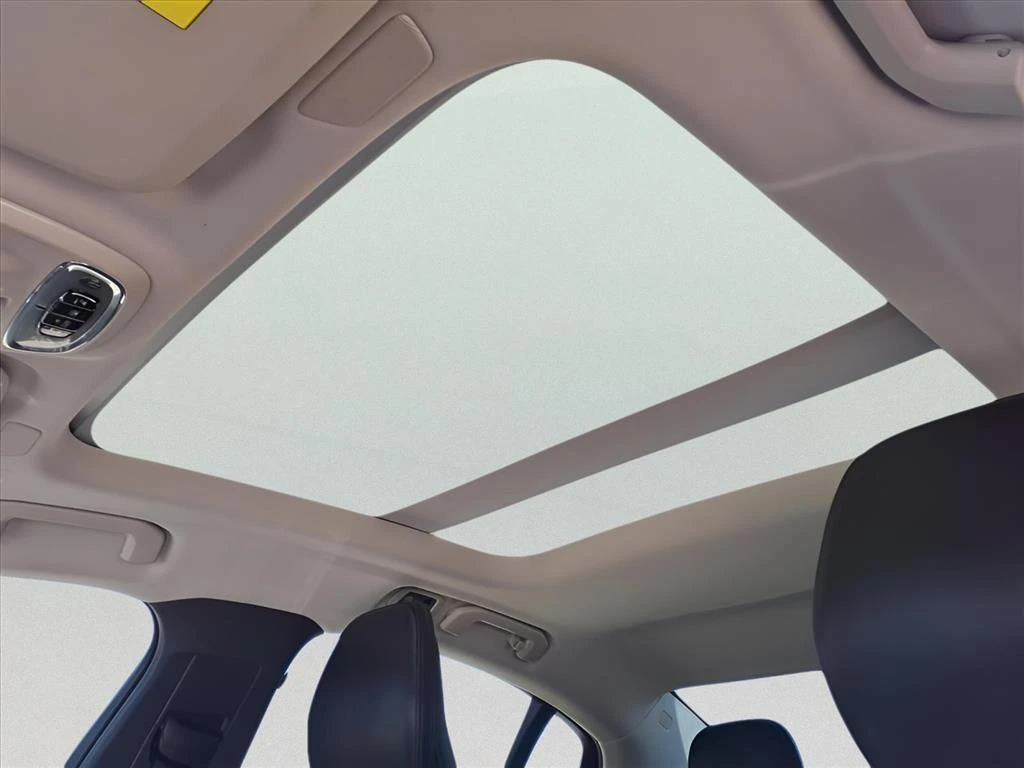 2021 Volvo - image 13