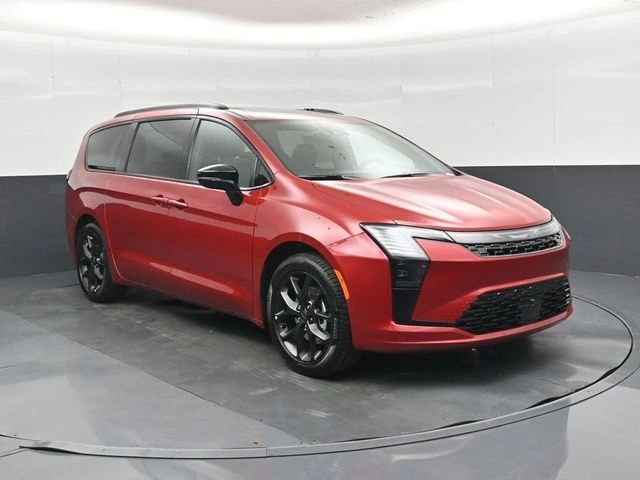 2027 Chrysler Pacifica Limited's photo