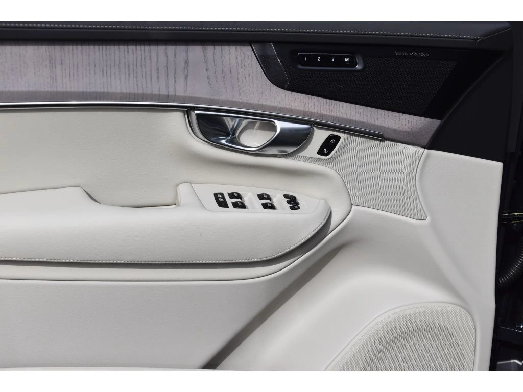 2026 Volvo - image 26