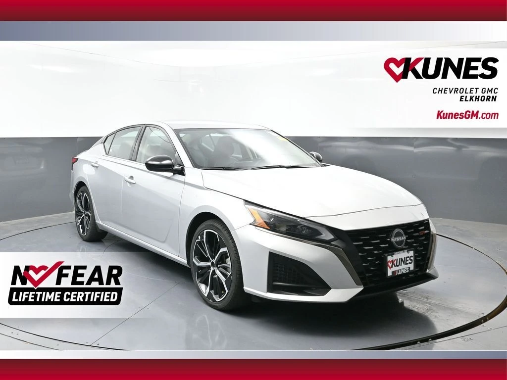 2024 Nissan Altima SR's photo