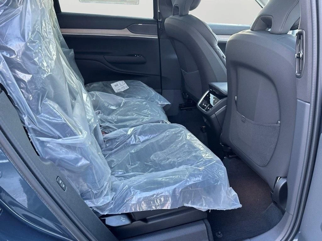 2025 Volvo - image 14