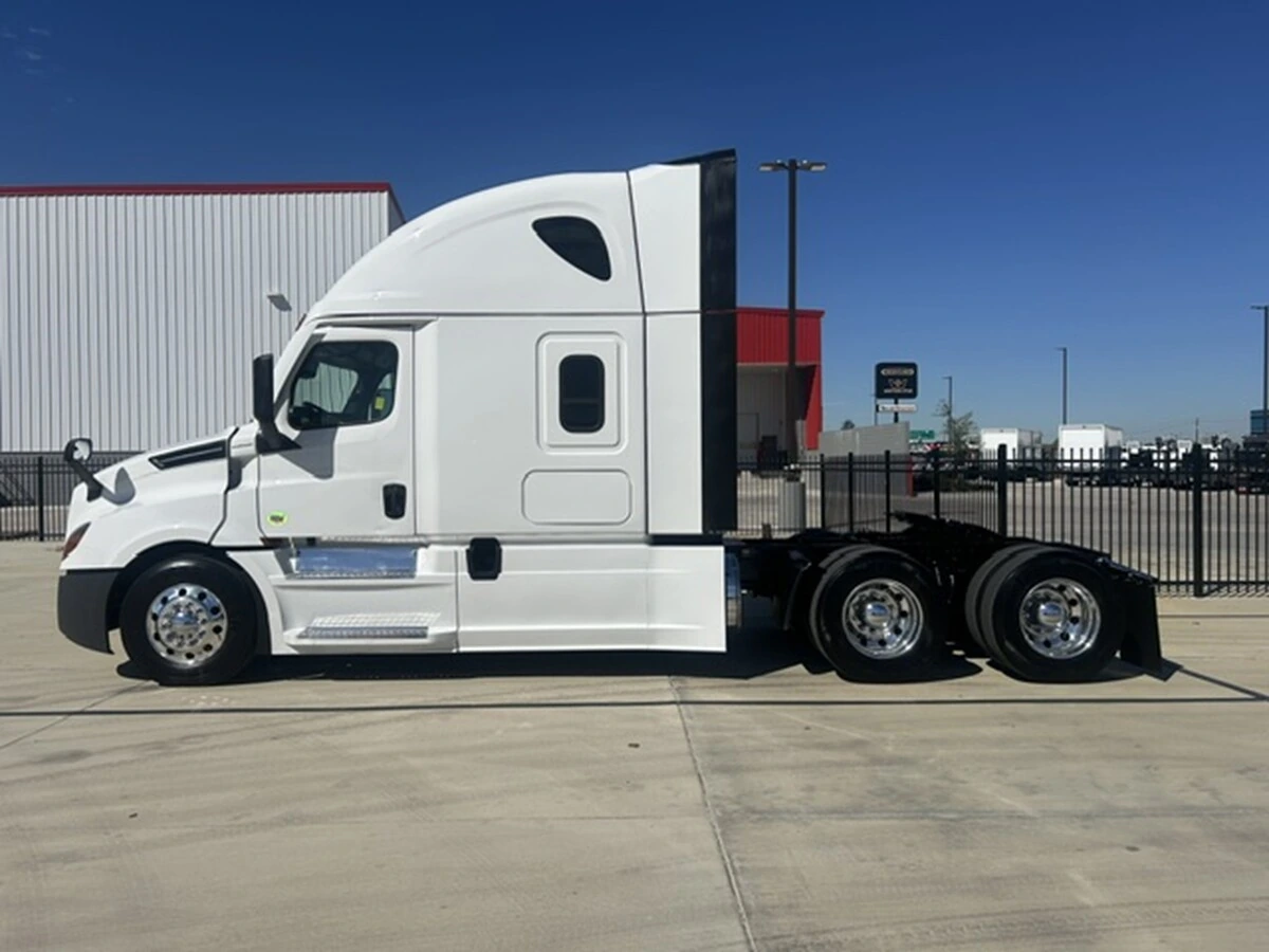 2025 Freightliner Cascadia — photo 2
