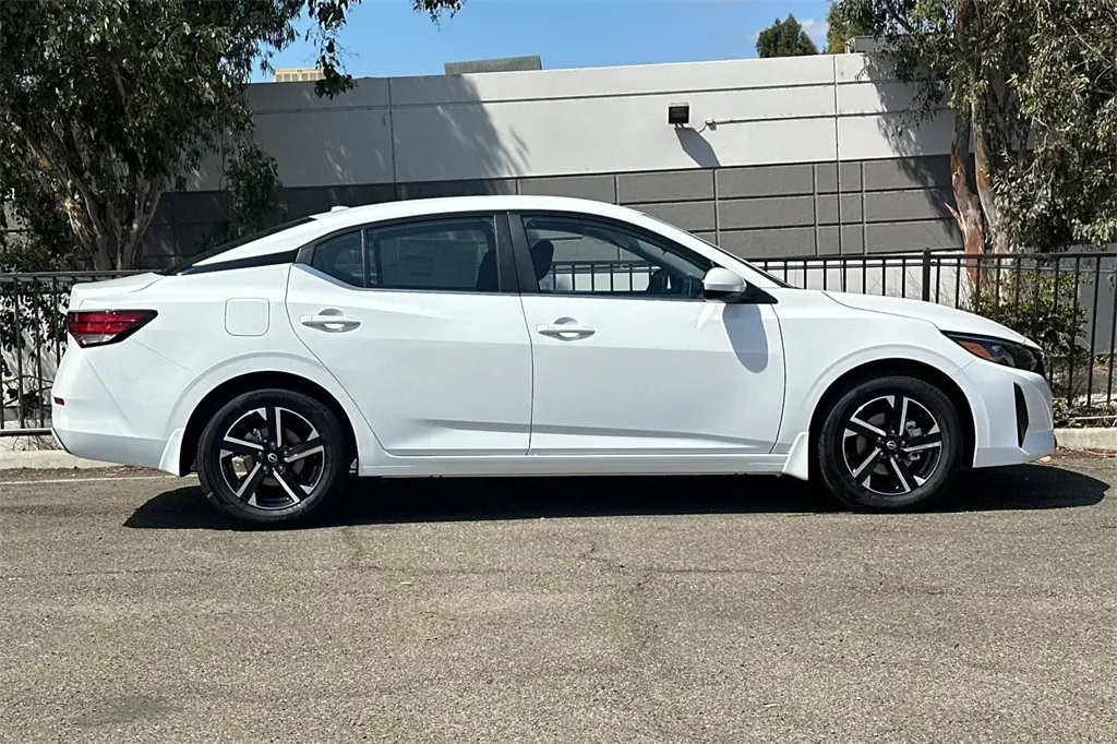 2025 Nissan Sentra SV photo 3