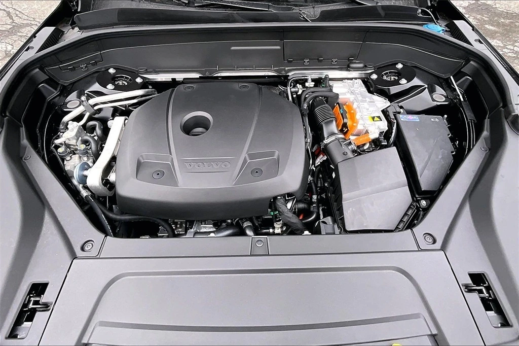 2026 Volvo - image 12