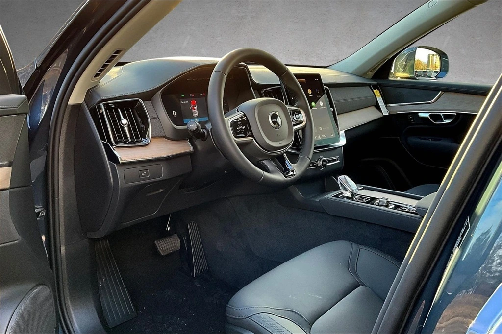 2026 Volvo - image 7