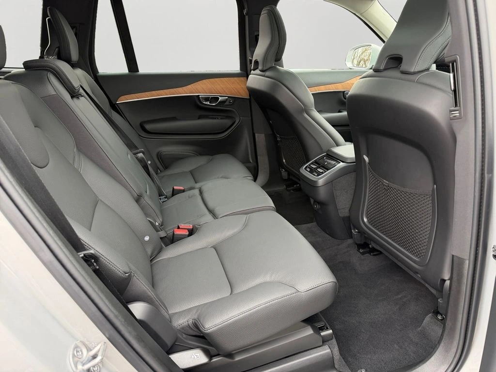 2025 Volvo - image 8