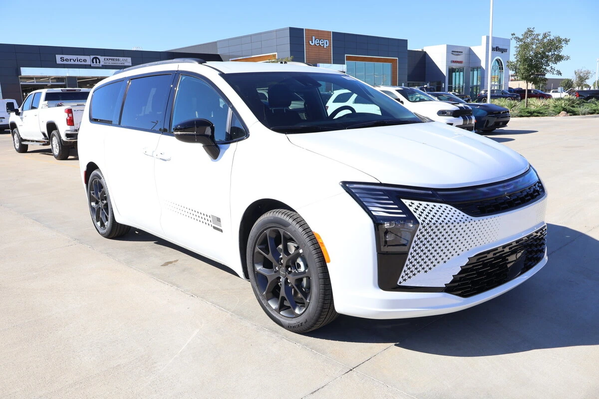 2027 Chrysler Pacifica Select