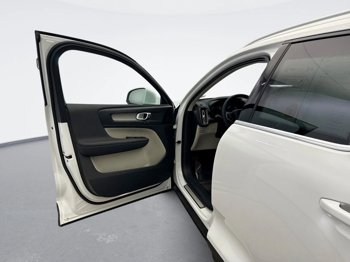 2022 Volvo - image 9