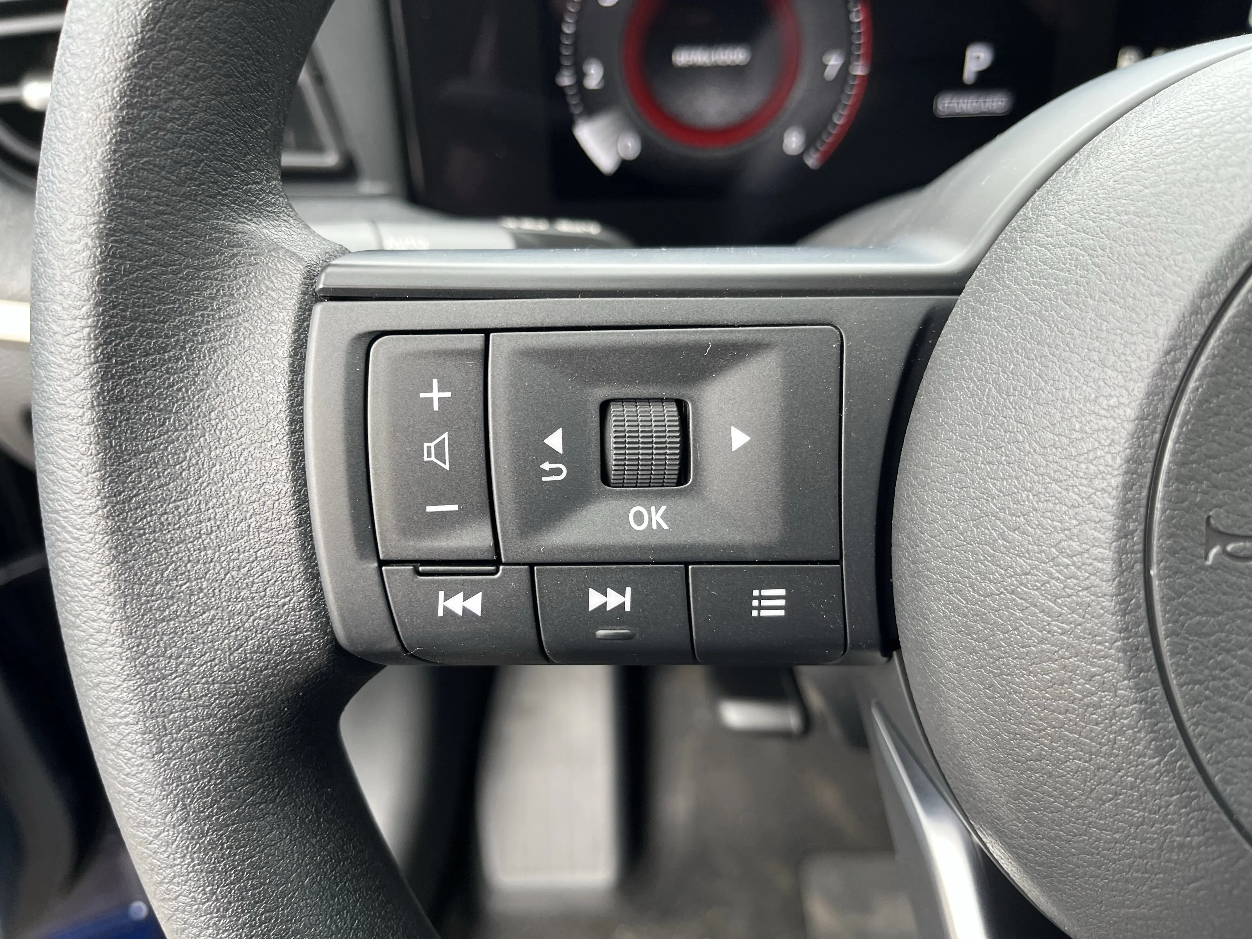 2026 Nissan Kicks SV photo 9
