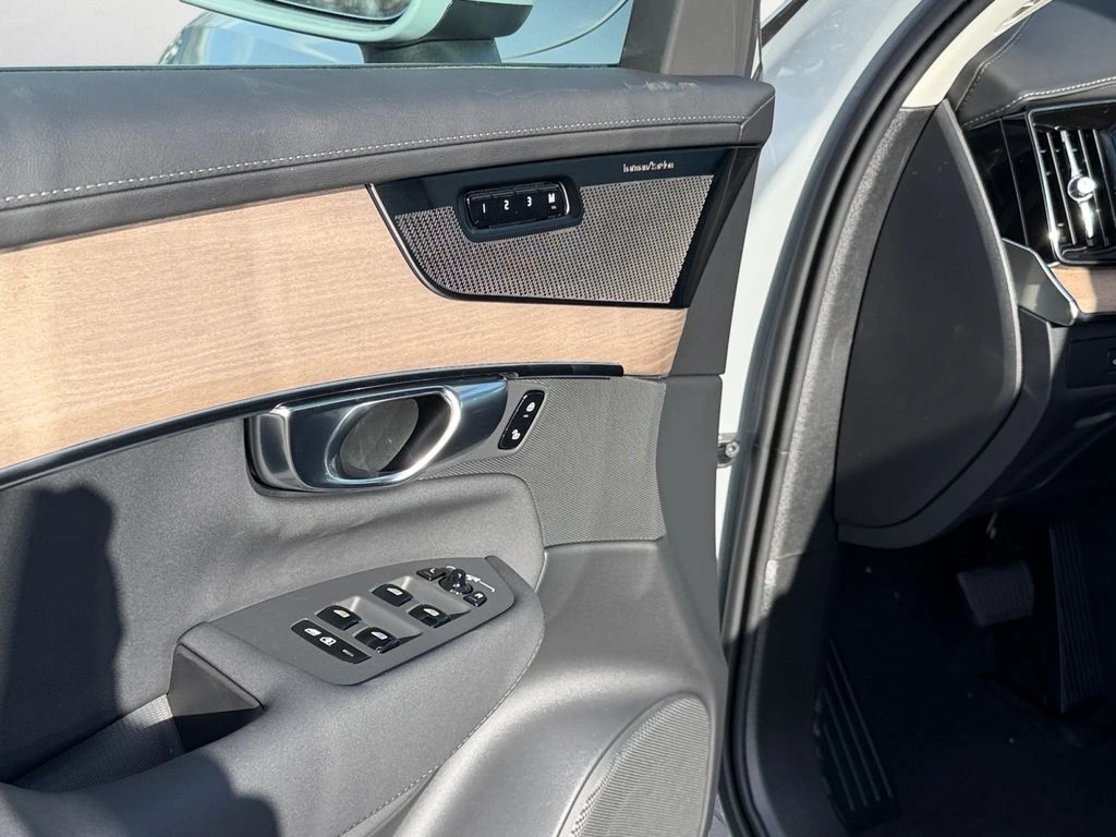 2026 Volvo - image 13