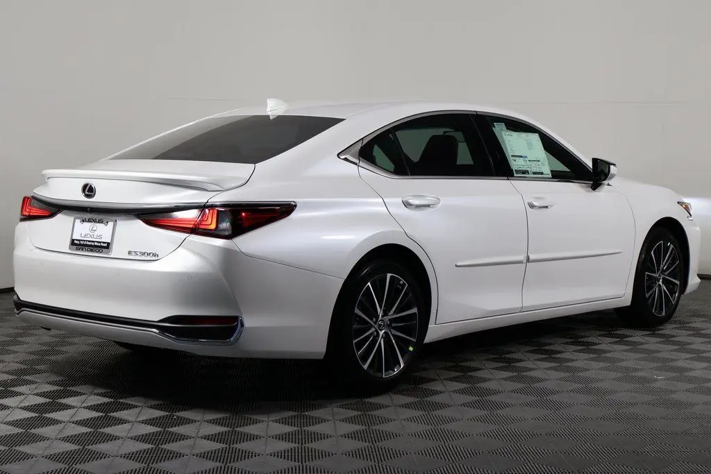 2025 Lexus ES 300h photo 2