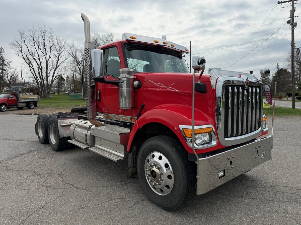 2023 International HX - image 2