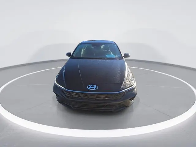 2024 Hyundai Elantra SEL Convenience photo 2