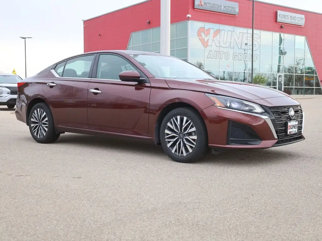 Used 2023 Nissan Altima SV with VIN 1N4BL4DW2PN318730 for sale in Madison, WI