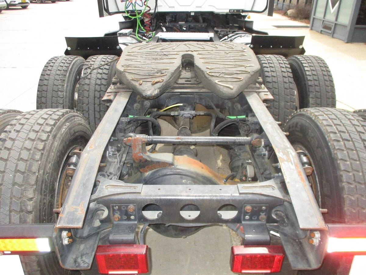 2019 International LT - image 11