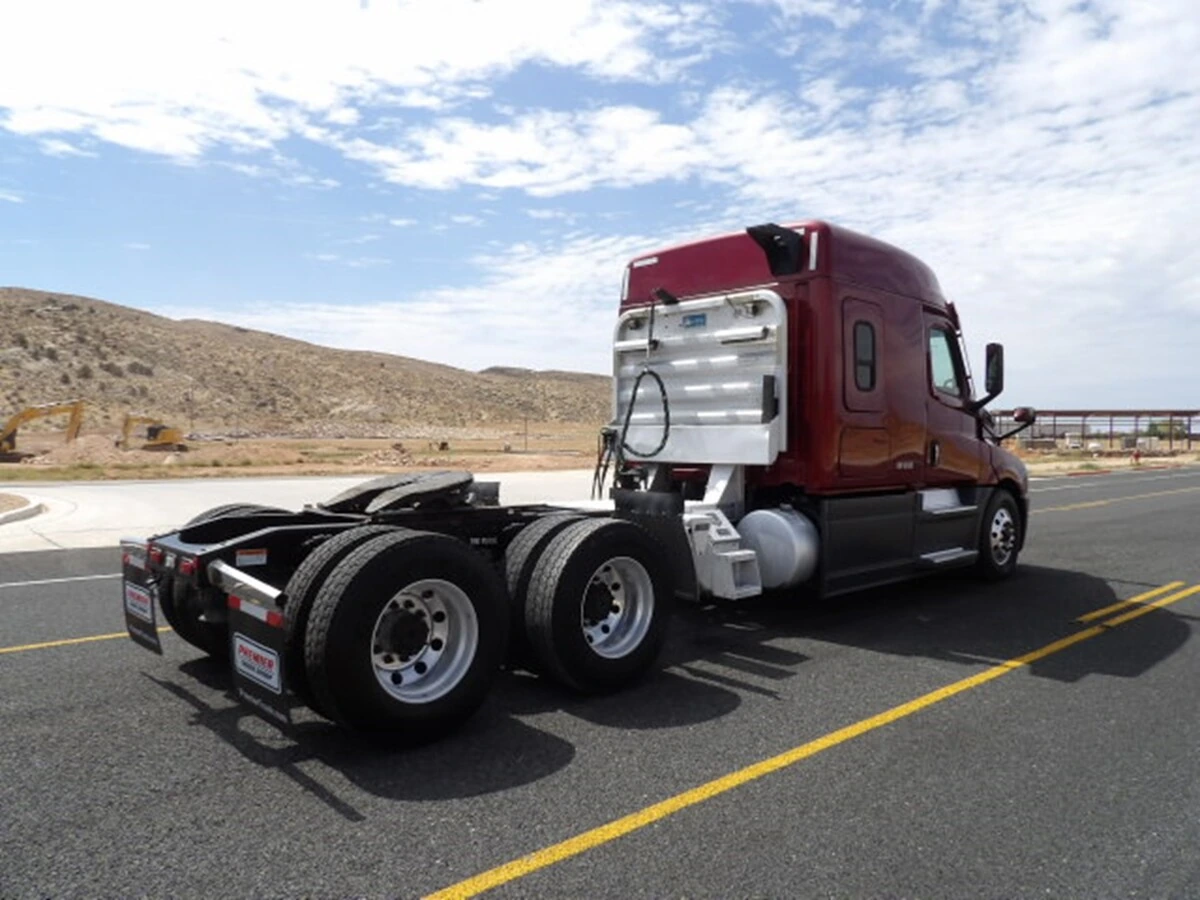 2022 Freightliner Cascadia — photo 7