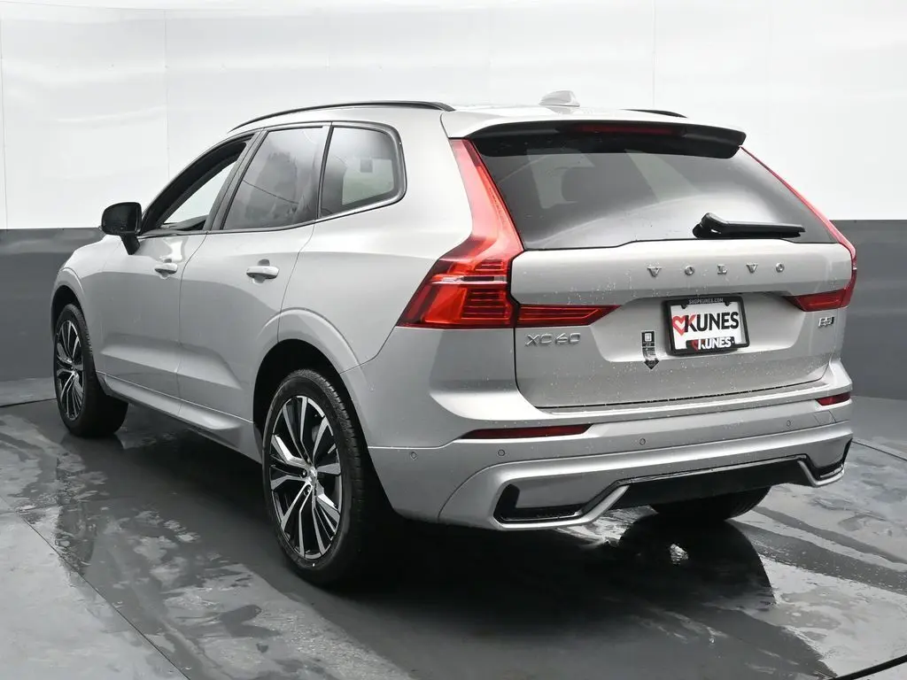 2025 Volvo - image 9