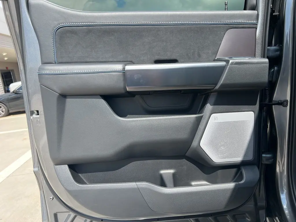 2025 Ford F-150 Platinum photo 5