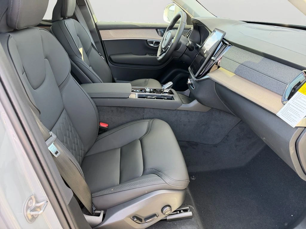 2026 Volvo - image 6