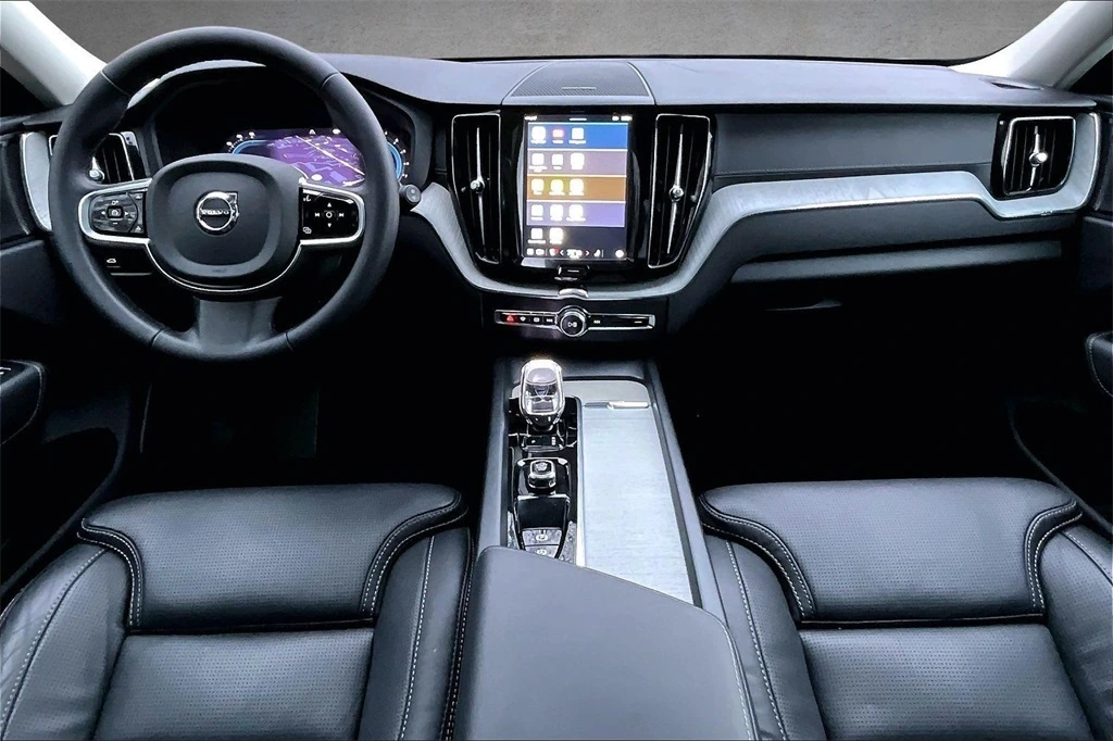 2025 Volvo - image 7